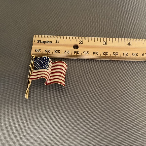 Ciner Vintage Patriotic American Hand-Painted Flag Brooch. - Picture 4 of 5